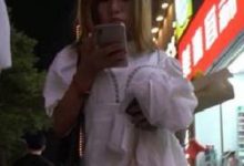 旗袍美女刚约会完，无内逛街近距离观看小嘴的变化-srcmini