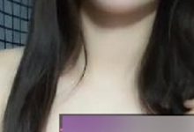 某漂亮学妹宿舍吃瓜自拍曝光，苗条身段春光乍泄-srcmini